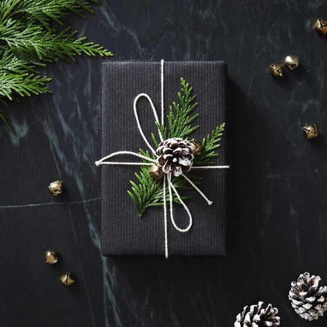 Parchment Paper Gift Wrapping, Rustic Wrapping Ideas, Christmas Present Wrap, Wrapping Inspiration, Xmas 2022, Wrapping Techniques, Black Wrapping Paper, Christmas Gift Packaging, Gift Wrapping Techniques