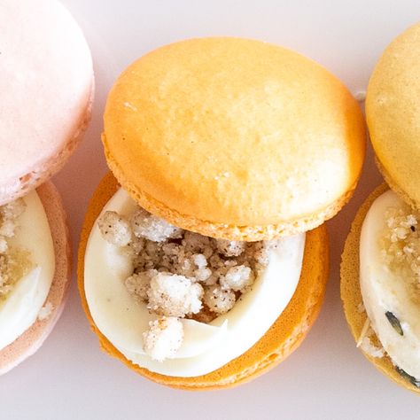 Churro Macarons, French Macarons Flavors, Cinnamon Sugar Recipes, Bakery Goods, Peach Crumble, Rhubarb Crumble, Macaron Flavors, Pikachu Art, Vanilla Cheesecake