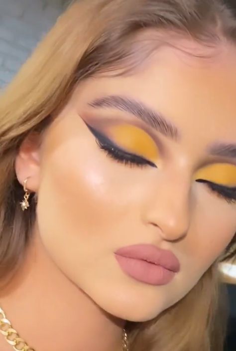 Make Up Beginners, Brown And Blue Eyes, Yellow Makeup Looks, Light Skin Makeup, My Quinceanera, Yellow Makeup, Makeup Looks Products, Tutorial Eyeliner, Makeup Tutorial Eyeliner