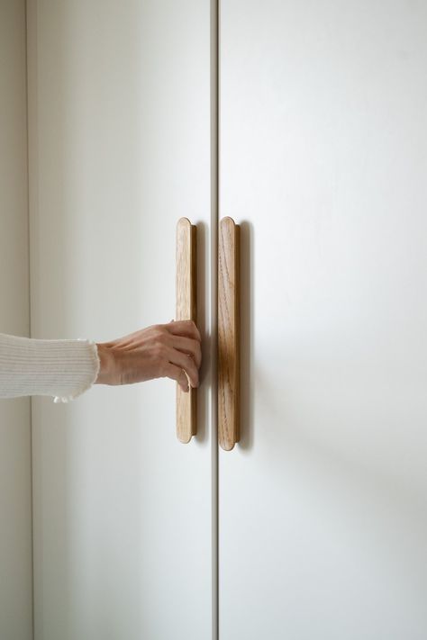 Nordic Wardrobe Design, Wardrobe With Wooden Handles, Light Wood Wardrobe Bedrooms, White Kitchen Wood Handles, Wooden Handle Wardrobe, Wardrobe Door Handle Design, Wood Cabinet Pull, Wardrobe Wooden Handle Design, Scandinavian Hardware