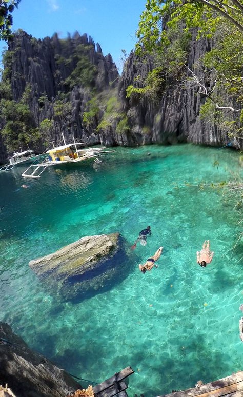 Twin Lagoons of Coron, Palawan. El Nido or Coron? Or both? Palawan in the Philippines. How to reach, places to stay, eating options, costs, beaches, attractions, party and more! #ElNido #Coron #Palawan Coron Palawan, Halong Bay, Places In The World, Philippines Travel, Coron, Boracay, Destination Voyage, Phuket Thailand, Palawan