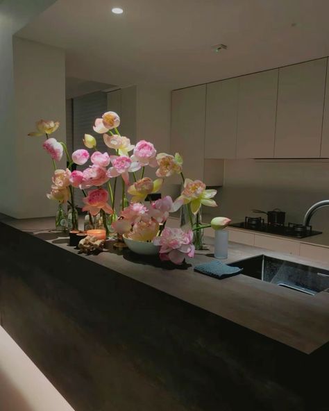 Chic Floral Arrangements, Floral Kitchen Decor, Floral Kitchen, Kitchen Decor Modern, Fresh Flowers Arrangements, Flower Therapy, Dream Apartment, Flowers Nature, Elegant Floral