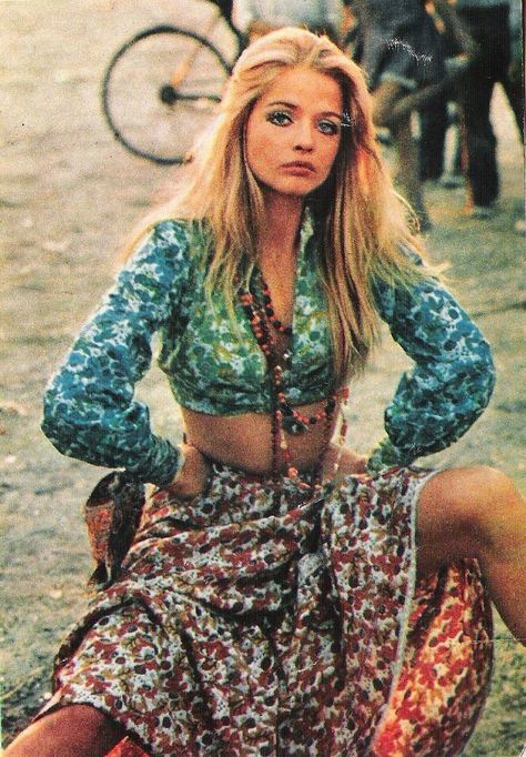 hippie hairstyles for long hair vintage hipiie Hippie Style 70s, Woodstock Fashion, 60s Fashion Hippie, 1969 Woodstock, 70s Fashion Hippie, Look Hippie Chic, Hippy Fashion, Fashion 60s, Vintage Fashion 1960s