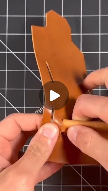 Leather Crafts Diy, Simple Leather Wallet, Diy Leather Tools, Leather Tool Pouches, Diy Leather Wallet, Tool Pouch, Leather Diy Crafts, Simple Leather, Leather Diy