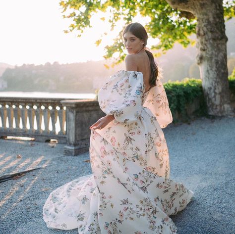 Monique Lhuillier on Instagram: “Golden Hour ✨ #moniquelhuillier #weddingwednesday #mlbride #mlfall20bridal” Monique Lhuillier Wedding, Monique Lhuillier Wedding Dress, Monique Lhuillier Bridal, Halter Cocktail Dress, Lace Strapless, Sequin Cocktail Dress, Strapless Gown, Tea Length Dresses, Monique Lhuillier