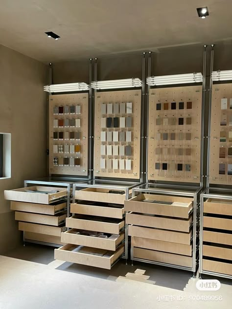 Material Display Showroom, Interior Showroom Display, Furniture Showroom Interior Design, Material Organization, Showroom Inspiration, Design Studio Workspace, Design Studio Office, Showroom Interior Design, Dream Office