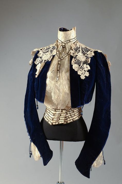 Blouse / jacket // Blue velvet, ivory lace and crochet lace; c.1900 Gaun Abad Pertengahan, 1900s Fashion, Edwardian Fashion, Historical Dresses, Fantasy Fashion, Historical Clothing, Mode Vintage, Mode Inspiration, Historical Fashion