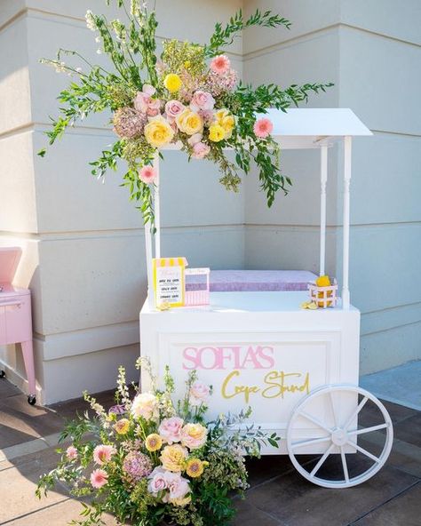 Baby Shower Cart, Dessert Cart Ideas, Diy Flower Cart, Diy Flower Stand, Crepe Cart, Flower Bar Ideas, Art Flower Wallpaper, Cart With Flowers, Diy Flower Bar