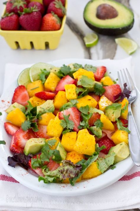 Mango And Avocado Salad, Fall Salad Recipes, Strawberry Avocado Salad, Strawberry Salad Recipe, Mango And Avocado, Spicy Dressing, Chinese Chicken Salad Recipe, Autumn Salad Recipes, Fall Salad