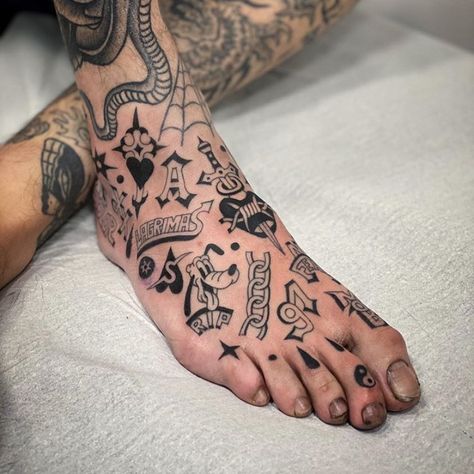 Style Tattoo Men, Chest Tattoo Flowers, Foot Tattoo Ideas, Ignorant Tattoo, Traditional Tattoo Man, Ignorant Tattoos, Barcode Tattoo, Ignorant Style Tattoo, Tattoo Maker