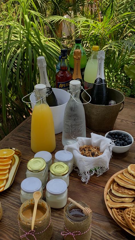 bebidas para el brunch #juice #brunch #beverages #champion #aesthetic #aestheticbottles #bottle Boozy Brunch Aesthetic, Brunch Beverages, Champion Aesthetic, Brunch Aesthetic, Boozy Brunch, Plan Ideas, Diner, Sprinkles, Juice