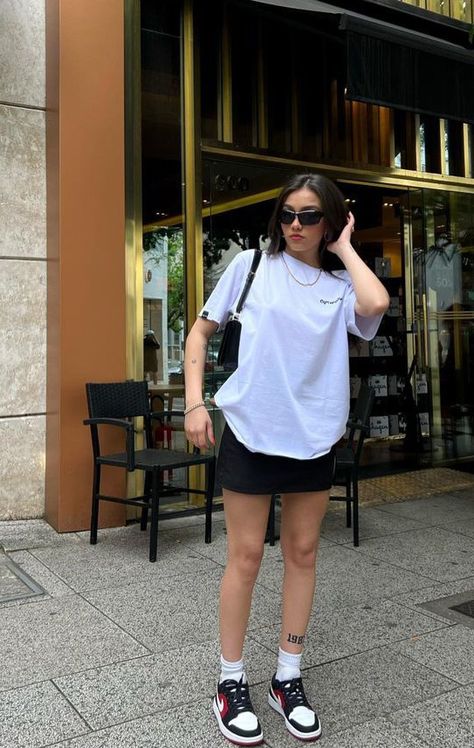 Skirt Sneakers Outfit Summer, Skirts With Oversized Shirts, Skirts And Oversized Shirts, Black Skirt Tshirt Outfit, Oversized Tshirt Outfit 2024, Black Cargo Skirt Outfit Street Styles, Short And Oversized Shirt Outfit, Oversize Tshirt Styling, Oversized T Shirt With Skirt