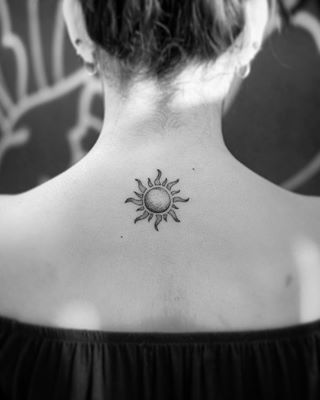 Small Sun Tattoo, Maori Tattoo Frau, Tattoo Sonne, Sun Tattoo Designs, Muster Tattoos, Geometric Tattoos, Geometric Tattoo Design, Sun Tattoos, Sun Tattoo