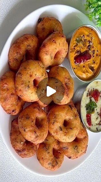 Mendu Wada Recipe, Suji Breakfast Recipes, Suji Recipes Indian, Suji Recipe, Medu Vada Recipe, Medu Vada, Poha Recipe, Vada Recipe, Chicken Biryani Recipe