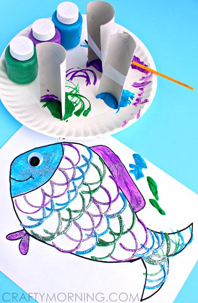 Make Fish Scales Using Toilet Paper Rolls (Kids Craft) + Free Printable | CraftyMorning.com Ocean Art Projects, Fish Crafts, Ocean Crafts, Toilet Paper Roll Crafts, Animal Crafts For Kids, Paper Roll Crafts, Childrens Crafts, Preschool Art, Animal Crafts