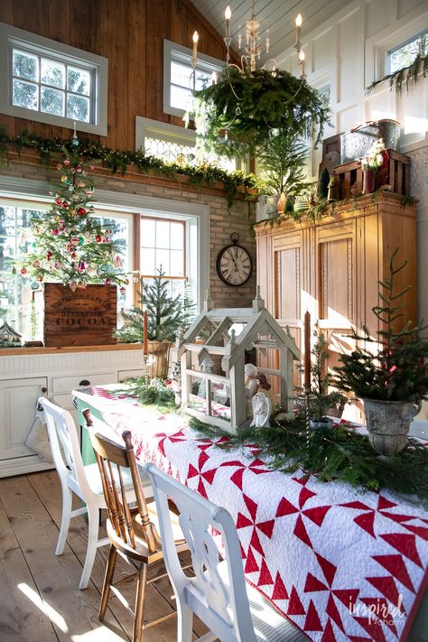 Step into a world of rustic charm and holiday spirit with this enchanting Gardenhouse tour. This space is a testament to creative repurposing and heartfelt holiday decorating. Get inspired by the festive elegance of this amazing Gardenhouse. Christmas Decor Ideas For The Kitchen, Holiday Homes, Southern Living Christmas Decorations, Cozy Christmas Kitchen, Barn Christmas, Christmas Tour Of Homes, Repurposed Christmas Decor, Christmas Home Tours 2024, Decorating With Quilts