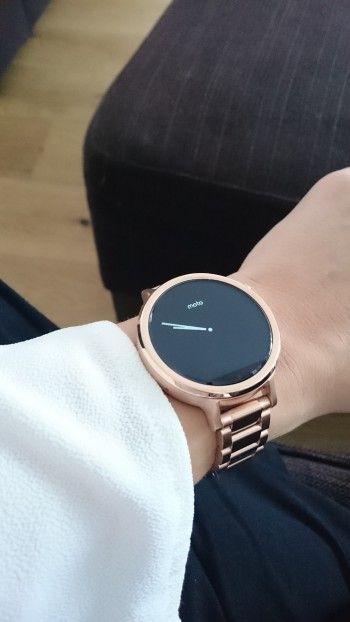 I have been waiting a long time for a smartwatch that looks and feels like a ladies watch rather than the clunky masculine devices that have been out there in the past. My hope that the Moto 360 Ge… Womens Designer Watches, Trendy Watches, Fancy Watches, Gold Watches Women, Expensive Watches, Womens Watches Luxury, Girls Watches, Stylish Watches, Watches Women Fashion