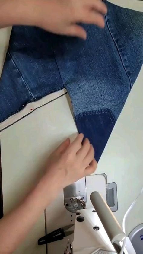 Moldes de bolsas #sewingpatternsbagjeans #jeansbagsideassewingpatterns #diyjeantotebagsewingpatterns Diy Jeans Bag Tutorial, Tas Denim, Diy Bags Jeans, Knitting For Beginners Videos, Knitting For Beginners Hats, Denim Bag Patterns, Denim Bag Diy, Handbag Sewing Patterns, Denim Crafts Diy