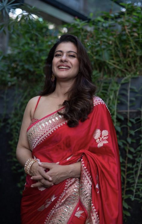 Kajol Red Benarasi Saree, Silk Saree Look, Kajol Saree, Kajol Devgan, Bollywood Hairstyles, Bollywood Outfits, Bollywood Girls, Beautiful Women Over 40