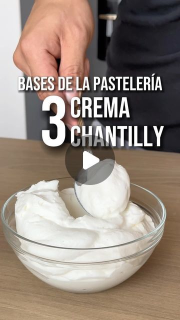 Héctor Ibarra on Instagram: "Unas fresas 🍓con crema? O una torta con Chantilly🍰? Hay tantas recetas con esta crema, una más buena que la otra.  La crema Chantilly es una de mis cremas base favoritas de la pastelería, esta es la receta más básica, pero existen modificaciones o variantes interesantes para mayor estabilidad, consistencia o sabor.  *No confundir con las cremas vegetales listas para batir! Tienen otros componentes y distinta calidad y usos.  Receta: 500 ml Crema de leche 35% 50 G Azúcar en polvo 3 Ml Esencia de vainilla  Para qué postres o pasteles usas crema chantilly?  🎥: @joshua_z_q" Tres Leches, Cup Cakes, Food And Drink, Pastel, Cake, On Instagram