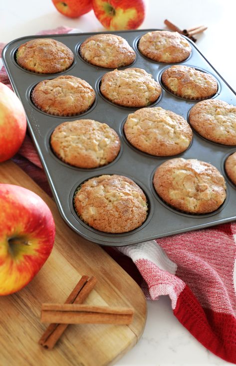 An easy apple cinnamon muffin recipe that is perfect for apple season. A perfect on the go breakfast for Fall. Make muffins from scratch in 30 minutes. #FallBaking #AppleRecipe #Muffins #AppleSeason #fromscratch Apple Cinnamon Breakfast Muffins, Apple Muffins Moist, Simple Apple Muffin Recipe, Honeycrisp Apple Muffins, Crab Apple Muffins, Apple Muffins Recipes Easy, Simple Apple Cinnamon Muffins, Green Apple Muffin Recipes, Fall Apple Muffins