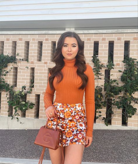 Orange Floral Skirt Outfit, Groovy Outfits Aesthetic, Groovy Aesthetic Outfits, 70s Skirt Outfit, Groovy Outfits, 70s Fashion Skirt, Orange Floral Skirt, Flowery Outfits, Floral Skirt Outfits