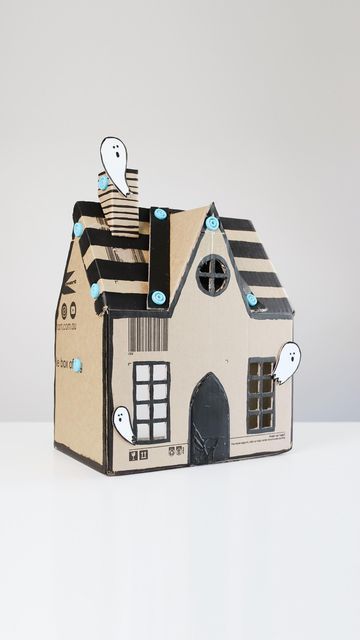 Halloween Cardboard House, Cardboard Box Haunted House, Halloween Cardboard Crafts, Cardboard Buildings, Paper House Diy, Haunted House For Kids, Haunted House Craft, Cardboard Box Houses, Cardboard Play