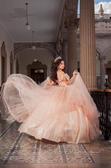 Ball Gowns Photoshoot, Quinceñera Picture Poses, 15s Photoshoot Ideas, Quince Photoshoot Ideas In Water, Sweet 15 Photoshoot Ideas Photography, Gown Posing Ideas, Quinceanera Photo Shoot Ideas, Funny Quinceanera Pictures, Quinceanera Studio Photography