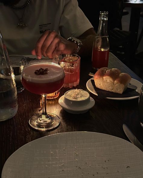 Cool food & drink spots in NYC 💌 Dinner Pic, Aesthetic Cocktails, Cute Dinner, Cool Food, Night Out With Friends, Grey Aesthetic, Instagram Cool, Out With Friends, Gray Aesthetic