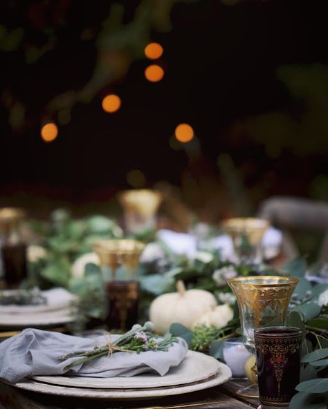 15 Thanksgiving Table Ideas - Rooms For Rent blog Mood Drinks, Gold And Lavender, Outdoor Thanksgiving, Thanksgiving Entertaining, Photography Autumn, Thursday Evening, Fall Table Settings, Thanksgiving Pumpkin, Autumn Table