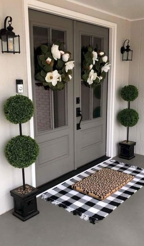 Exterior Entryway Decor, Modern Upgrades To Home, Spring Farmhouse Decorating, Remodeling Room, Diy Outdoor Decor, Front Porch Decorating, Studio Decor, Décor Diy, Front Door Decor