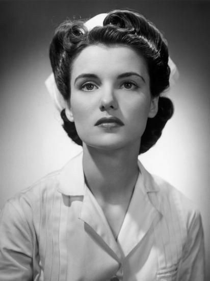 1940s Nurse Aesthetic, 40s Aesthetic, Cabelo Pin Up, 1940s Hair, Nurse Hairstyles, Nurse Tattoo, 1950s Hairstyles, Victory Rolls, Nurse Aesthetic