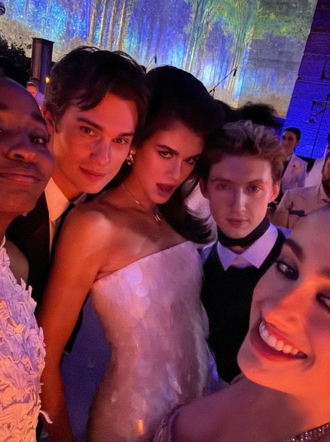 GM-hJ3YXIAAF75G (828×1108) Rachel Sennott, Met Gala After Party, Ayo Edebiri, Nicholas Galitzine, Love You Babe, Academy Award Winners, The Met Gala, Troye Sivan, Kaia Gerber