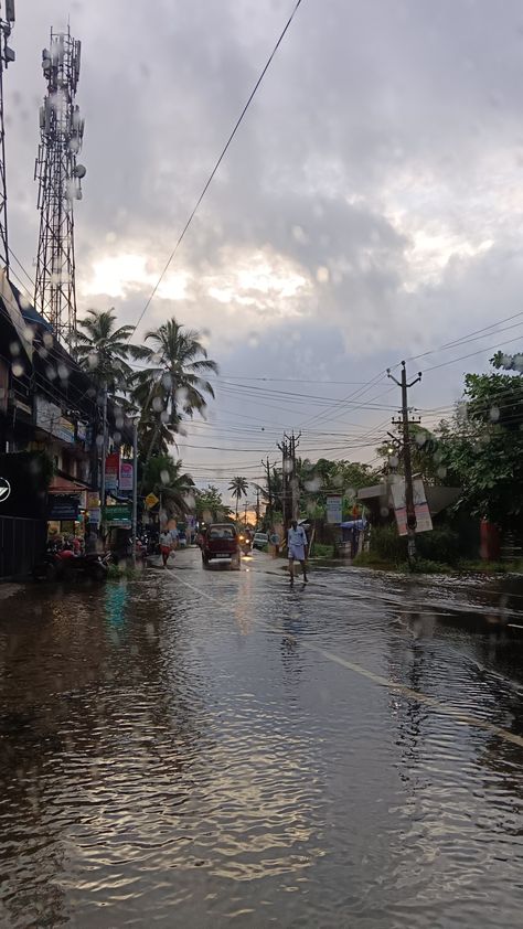 #kerala#rainy#days Rainy Day Kerala, Rainy Day Snap, Dynamic Wallpaper, Iphone Dynamic Wallpaper, Snapchat Streak, Heavy Rain, My Photo Gallery, Rainy Days, Rainy Day