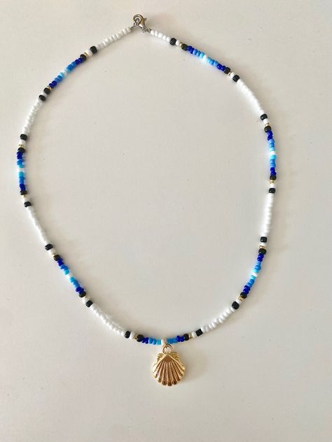 #beaded #beads #necklace #beadednecklace #trendy #beadedjewelry #jewelry #diy #ideas Summer Necklaces Beads, Obx Neclace Ideas, Beach Diy Jewelry, Blue Beaded Necklace Ideas, Summer Beads Jewelry, Beaded Jewelry With Shells, Summer Diy Necklaces, Seed Bead Bracelets Beachy, Sea Bead Necklace Ideas