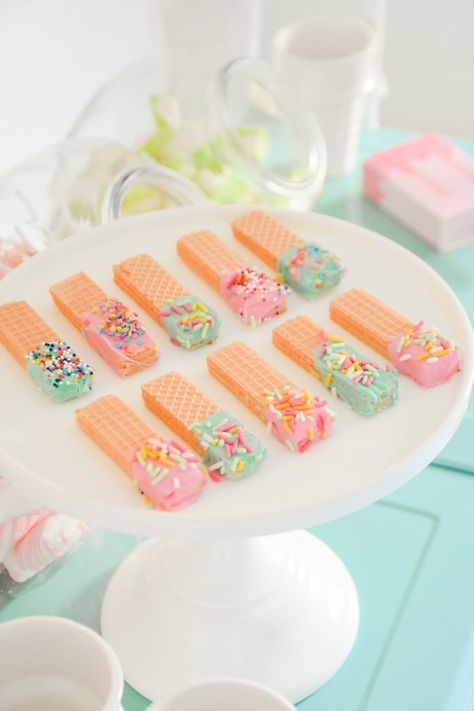 Wafer Cookies Dipped, Cookies Dipped In Chocolate, Ice Cream Birthday Party Theme, Ice Cream Sorbet, 4de Verjaardag, Ice Cream Party Theme, Ice Cream Party Decorations, Chocolate Dipped Cookies, Dipped In Chocolate