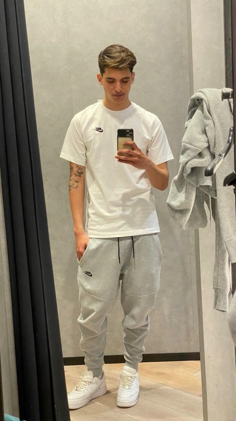 Men Sporty Fashion, Grey Nike Sweatpants Outfits, Nike Joggers Outfit, Fotos Clean, Fake Boy Snaps, Mens Joggers Outfit, Winter Sports Outfit, Boy Outfits Aesthetic, Boy Snaps