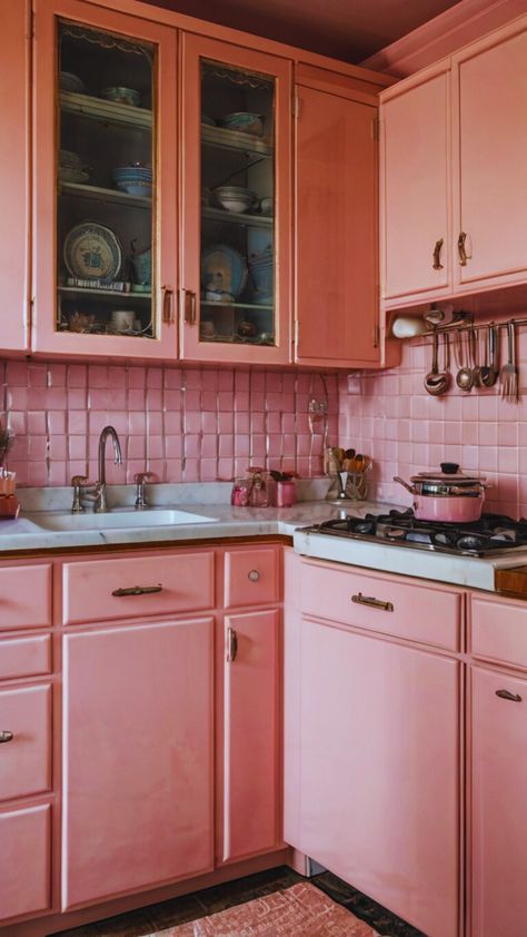 Create your own dreamy retro pink kitchen with this cozy, vintage-inspired setup!  Get inspired by soft pink cabinets, pastel appliances, and cute decor touches. Amazon's bestselling items are tagged to make recreating this look easy. For more retro kitchen ideas, visit our Pinterest page and start building your own nostalgic paradise! #KitchenMakeover #Thanksgivingdecor  #interiordesign #homedecor #affiliatemarketing #VintageHome #RetroAppliances #KitchenInspiration #RetroKitchen #PinkKitchen Retro Kitchen Ideas, Kitchen Ideas Vintage, Pink Kitchen Ideas, Retro Pink Kitchens, Pink Cabinets, Rainbow House, Retro Appliances, Cute Decor, Pink Kitchen