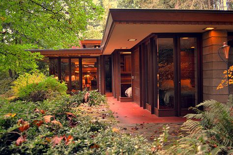 Frank Lloyd Wright's Barnes House | Flickr - Photo Sharing! Modern House In The Woods, Usonian Style, Frank Lloyd Wright Style, Usonian House, Frank Lloyd Wright Architecture, Frank Lloyd Wright Buildings, Frank Lloyd Wright Design, Frank Lloyd Wright Homes, South Street