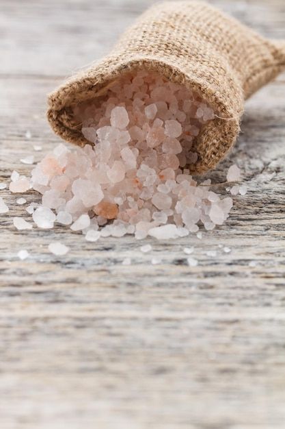 Photo himalayan pink salt | Premium Photo #Freepik #photo #pink-salt #himalayan-salt #bath-salt #minerals Mineral Salt, Salt Lamps, Himalayan Pink Salt, Pink Salt, Himalayan Salt, Himalayan, Premium Photo, Body Care, Burlap