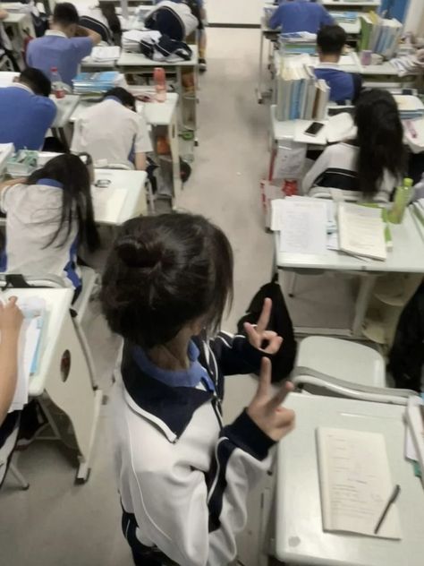 China School Aesthetic, Chinese Students Studying, Chinese Student Aesthetic, Chinese School Aesthetic, China School Uniform, Korean School Aesthetic, Korean Highschool, Chinese High School, Chinese Classroom