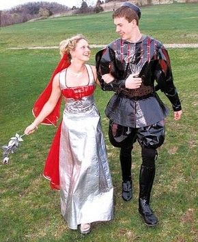 Knight Duct Tape Outfits, Duct Tape Costumes, Duck Tape Dress, Duct Tape Clothes, Worst Prom Dresses, Prom Photo Poses, Prom Dress Fails, Plays For Kids, Duct Tape Dress