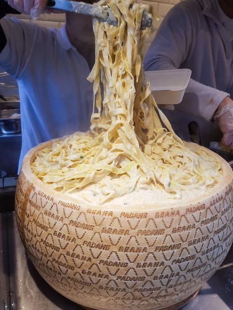 Italian Fettuccine, Fast Food Pasta, Cheese Wheel Pasta, London Camden, Cheese Wheel, Pasta Bar, Fettuccine Pasta, Healthy Recipes Easy Snacks, Camden Town