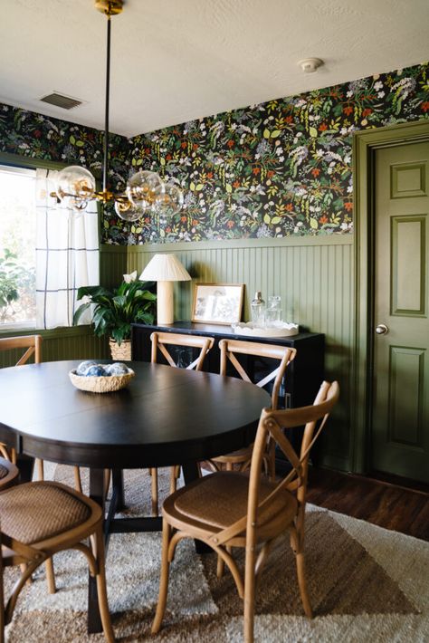 Beadboard Dining Room, Dining Room With Wallpaper, Room With Wallpaper, Moody Dining Room, Magic Decor, Dining Room Victorian, Green Dining Room, Dining Room Cozy, Dining Room Wallpaper