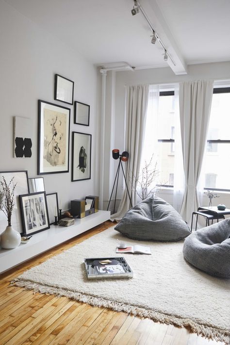 Love the boho look to this living room... no couches or chairs!! ❤️ Chic Apartment, Cozy Sitting Area, Apartment Chic, Affordable Home Decor, Easy Home Decor, A Living Room, Apartment Room, Apartment Living, 인테리어 디자인