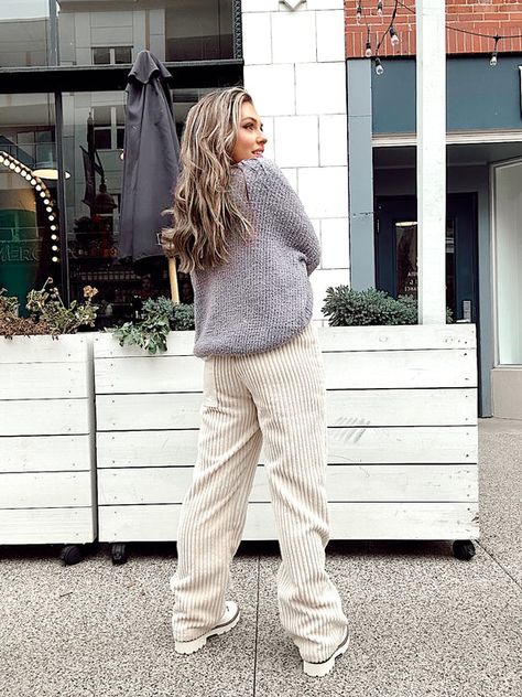 Courderoy Pants Outfits Women, White Corduroy Pants Outfit, Colored Corduroy Pants, Cream Corduroy Pants, Corduroy Pants Outfit, Urban Hippie, Winter Pants Outfit, Pullovers Outfit, Chenille Sweater