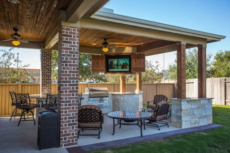 Custom Outdoor Covered Patio Such a unique piece! Tongue and Groove ceiling, custom cabinets to hide the outdoor television, cozy patio furniture, and the best part of all, a built in fire table!! Patio Oasis, Covered Patio Design, Outdoor Covered Patio, Balkon Decor, Concrete Patios, Grill Area, Cozy Patio, Patio Kitchen, Backyard Inspo