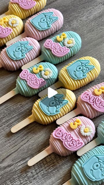 Anay Munoz on Instagram: "Bluey Themed Cakesicles 
Bluey Cutter/Embosser from @chocolate_hustler1 
Use code Ana10 for a discount! 
#blueytreats #blueycakesicles #blueyparty #blueythemedparty" Bluey Cakesicles, Bluey Treats, Table Treats, Cake Table, Candy Boxes, Cake Pops, Cake Ideas, 2nd Birthday, Candy