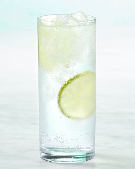 Front view of a single gin and tonic in a high ball glass with lime wheels in the glass. Beefeater London, Best Gin, Popular Cocktails, London Dry Gin, Classic Cocktail, Tonic Water, Dry Gin, Gin Tonic, Drinks Alcohol Recipes