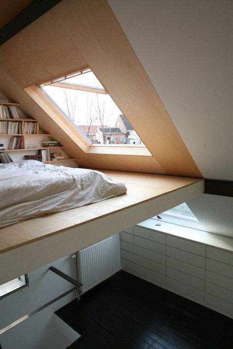 Loft bed. Mezzanine Bedroom, Attic Bedrooms, Attic Bedroom, Loft Apartment, Bedroom Loft, Loft Spaces, Book Shelf, 인테리어 디자인, Interior Architecture Design